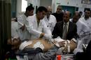 Un palestino herido en Gaza recibe tratamiento m&eacute;dico en Rafah, Egipto.
