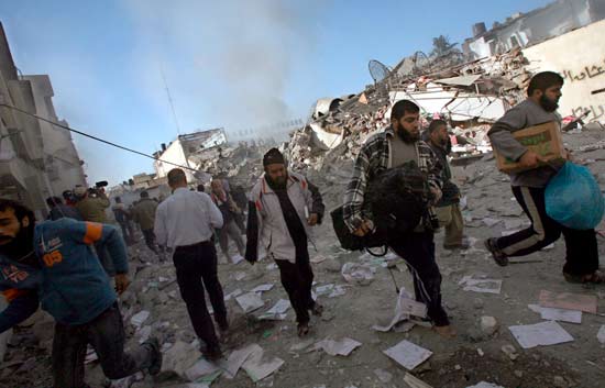 Los palestinos tratan de huir de Gaza
