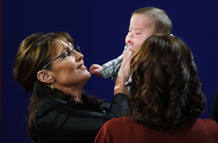 Palin coge a su hijo peque&ntilde;o ante la mirada de otra de sus hijas