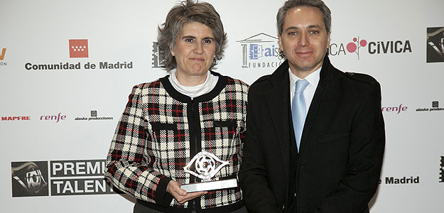 Paloma del Río posa con el premio Talento de la Academia de Televisión, junto al presentador de informativos Vicente Vallés. Paloma del Río posa con el premio Talento de la Academia de Televisión, junto al presentador de informativos Vicente Vallés.