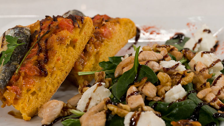Saber cocinar - Pan con sardinas y tomate con ensalada de espinacas templada