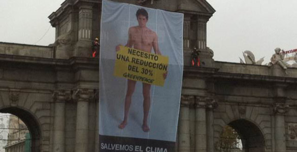 La pancarta de Greenpeace completamente desplegada en la madrileña Puerta de Alcalá La pancarta de Greenpeace completamente desplegada en la madrileña Puerta de Alcalá