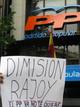 Ante la sede del PP una pancarta pide la dimisi&oacute;n del presidente del partido, Mariano Rajoy.