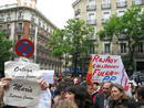 Votantes del PP llevan pancartas contra Rajoy y Gallard&oacute;n ante la sede del PP.
