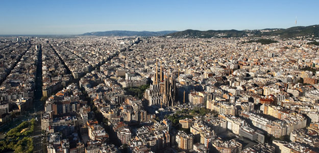 Panor&aacute;mica de Barcelona con la Sagrada Familia en el centro