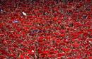 Los asistentes al Chupinazo elevan sus pa&ntilde;uelos rojos al cielo