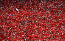 Los asistentes al Chupinazo elevan sus pa&ntilde;uelos rojos al cielo