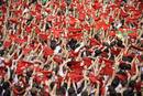 Los pamploneses elevan sus pa&ntilde;uelos rojos al cielo