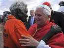 El Papa abraza a un aborigen australiano, como muestra de reconciliaci&oacute;n de culturas. (17 de Julio)