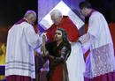 Mucho simbolismo. Una mujer aborigen entrega una vela al Papa en vigilia de la &uacute;ltima tarde de la Jornada Mundial de la Juventud.