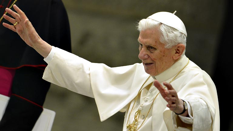 Benedicto XVI agradece el "amor" de los fieles y pide que se extienda al futuro Papa 
