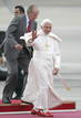 El papa Benedicto XVI acompa&ntilde;ado del rey Juan Carlos a su llegada al aeropuerto de Barajas en Madrid