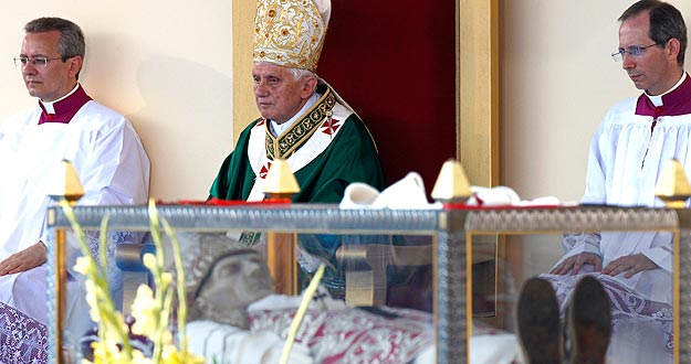 Benedicto XVI ante la tumba de Celestino V en 2010, un año después del terremoto de L'Aquila. Benedicto XVI ante la tumba de Celestino V en 2010, un año después del terremoto de L'Aquila.
