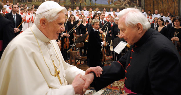 El Papa Benedicto XVI celebra el 85º cumpleaños de su hermano, Monseñor Georg Ratzinger, en la Capilla Sixtina en el Vaticano. El Papa Benedicto XVI celebra el 85º cumpleaños de su hermano, Monseñor Georg Ratzinger, en la Capilla Sixtina en el Vaticano.