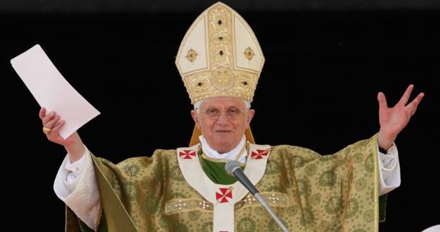 El Papa Benedicto XVI durante la misa del Angelus en la Basílica de San Pedro en el Vaticano El Papa Benedicto XVI durante la misa del Angelus en la Basílica de San Pedro en el Vaticano