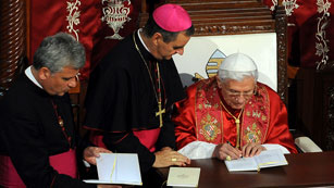 Ver v&iacute;deo  'Papa Benedicto XVI pide la paz en Oriente Medio en su primera visita a L&iacute;bano'