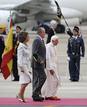El papa Benedicto XVI y los reyes don Juan Carlos y do&ntilde;a Sof&iacute;a se dirigen a la sala de autoridades de Barajas