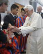 El papa Benedicto XVI saluda a un grupo de ni&ntilde;os ataviados con el uniforme t&iacute;pico de la guardia suiza