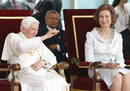 El papa Benedicto XVI saluda en presencia de la reina Sof&iacute;a