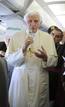 El papa Benedicto XVI se dirige a los periodistas que le acompa&ntilde;an en su viaje a Madrid