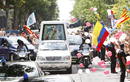 El papa Benedicto XVI subido en el papam&oacute;vil saluda a los miles de peregrinos