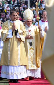 Benedicto sonr&iacute;e antes de oficiar la misa en Amm&aacute;n.