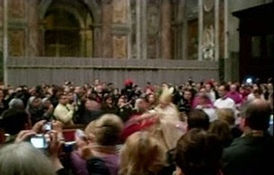 Ver v&iacute;deo  'El Papa cae al suelo durante la Misa del Gallo al ser abordado por una mujer'