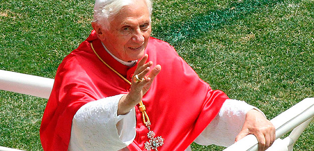 Benedicto XVI saluda a los asistentes al oficio religioso en el interior del estadio San Siro