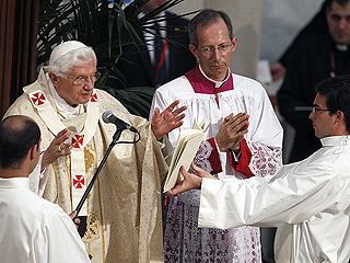 Ver v&iacute;deo  'El papa defiende el celibato y llama a los futuros sacerdotes a ser "santos"'