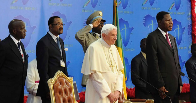 EL PAPA DENUNCIA LA CORRUPCIÓN EN EL MUNDO Y PIDE JUSTICIA Y PAZ PARA ÁFRICA EL PAPA DENUNCIA LA CORRUPCIÓN EN EL MUNDO Y PIDE JUSTICIA Y PAZ PARA ÁFRICA
