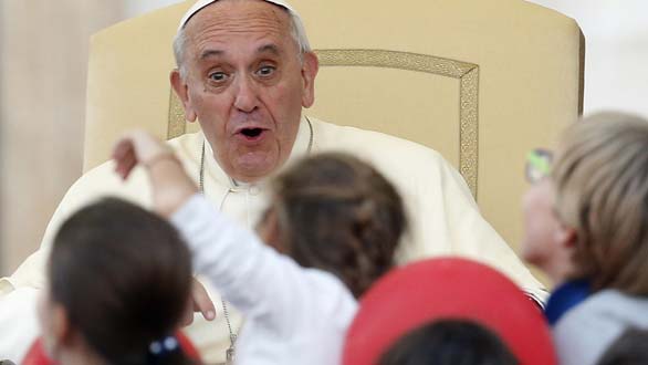 El papa Francisco preside un acto dedicado a las familias católicas