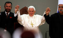 El Papa con un im&aacute;n y un rabino