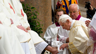 Ver v&iacute;deo  'El Papa pide "obediencia" a los sacerdotes en la misa crismal'