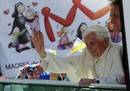 El papa saluda a los congregados a su llegada a El Escorial
