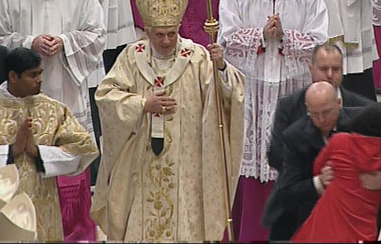 La mujer que se abalanz&oacute; sobre el Papa lo intent&oacute; un a&ntilde;o antes