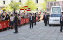 El papam&oacute;vil llega a El Escorial