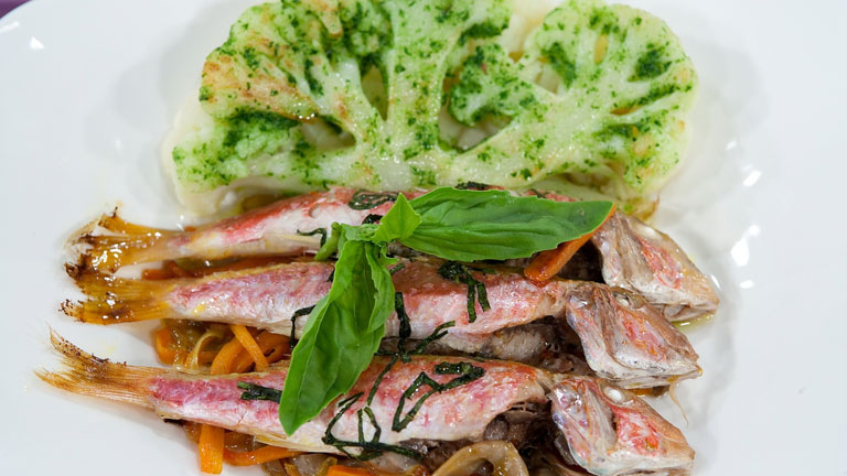 Saber cocinar - Papillote de salmonetes con verduras y coliflor plancha 