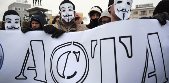 Manifestantes con la máscara de Guy Fawkes contra ACTA durante una protesta en Sofía. Manifestantes con la máscara de Guy Fawkes contra ACTA durante una protesta en Sofía.