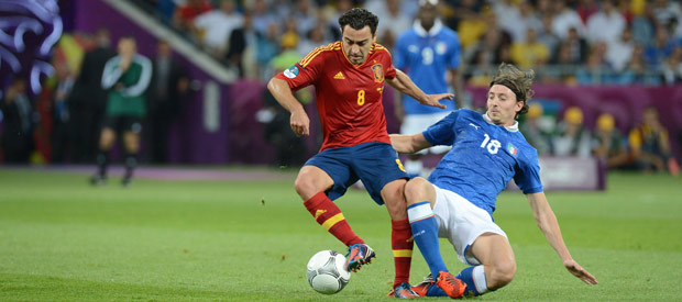 Xavi Hern&aacute;ndez (i) controla el bal&oacute;n ante la presi&oacute;n de Riccardo Montolivo.