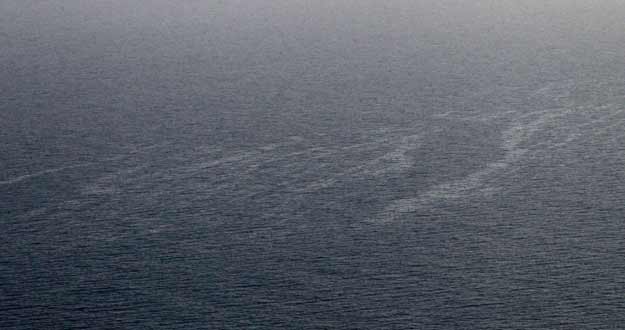 Imagen aérea del derrame de hidrocarburos en la costa de Córcega