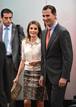 Para la visita al Instituto Cervantes de Nueva York, la princesa Letizia luci&oacute; una rebeca en color crudo acompa&ntilde;ada con una blusa blanca y una original falda con estampado animal.