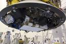 Curiosity acoplado en su escudo posterior, que contiene el paraca&iacute;das de frenado