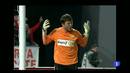 Ir al Video&nbsp;El 'parapenaltis' Alves frena a Messi