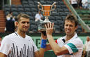 La pareja formada por el canadiense Daniel Nestor (d) y el bieloruso Max Mirnyi, posan con su trofeo de campeones al t&eacute;rmino de la final de dobles masculina disputada en el Torneo Roland Garros 2011.