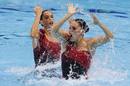La pareja de nataci&oacute;n sincronizada por Ona Carbonell y Andrea Fuentes en mitad de su ejercicio.ntre