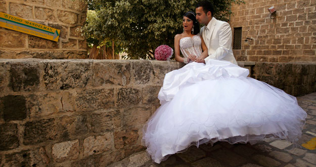 Una pareja reci&eacute;n casada en la capital israel&iacute;.