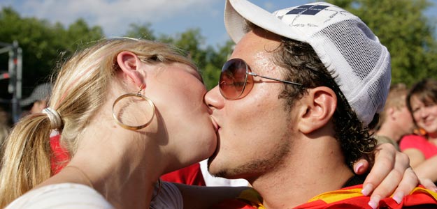 Una pareja se besa apasionadamente en un festival tecno