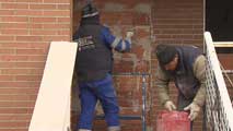Ir al Video&nbsp;En Parla intentan impedir la entrada de los okupas en las casas vac&iacute;as tapiando las puertas