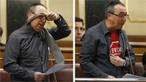 Ir al Video&nbsp;Un parlamentario denuncia los desahucios con una camiseta en el Congreso