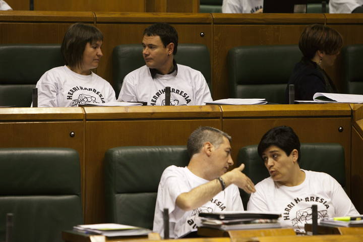 PARLAMENTARIOS DE EH BILDU LUCEN CAMISETAS SOBRE LA DETENCI&Oacute;N EN ONDARROA